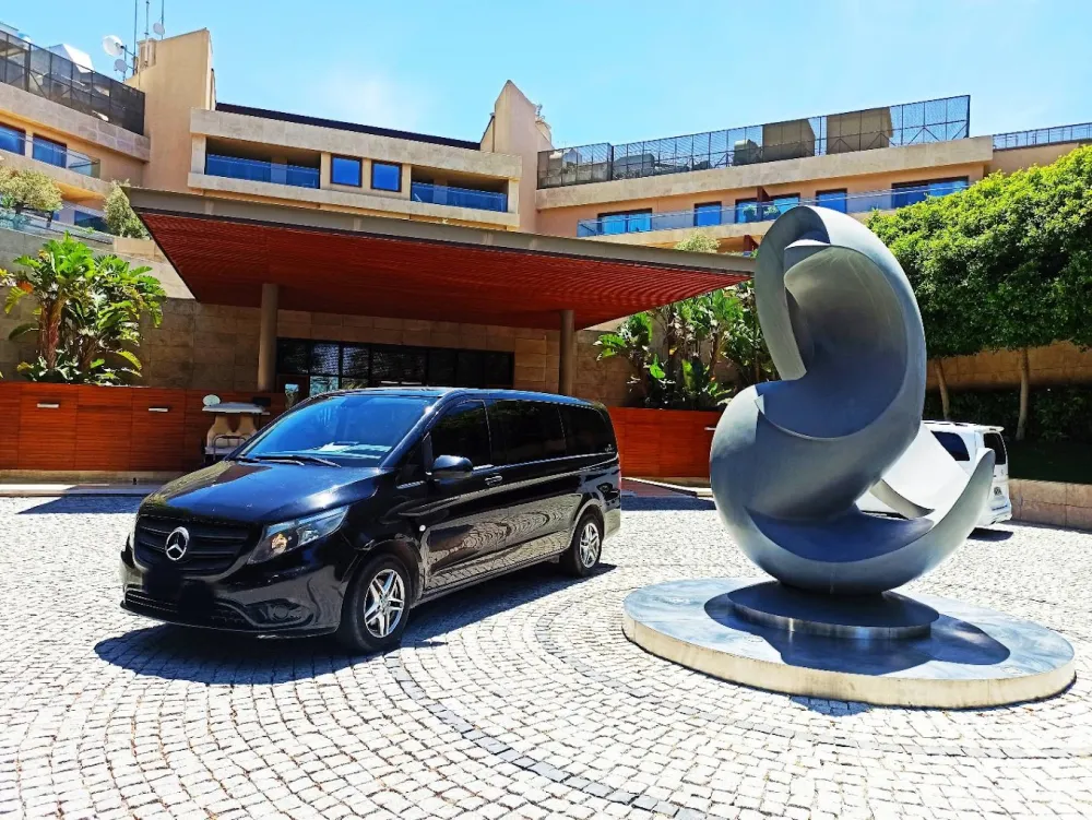  Bodrum’daki otel girişinde bekleyen siyah Mercedes Vito transfer aracı – Milas-Bodrum Havalimanı transferi ve VIP ulaşı
