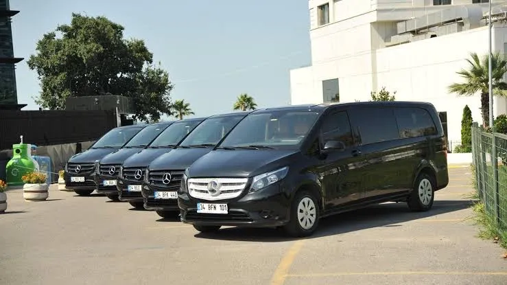  Lüks transfer aracı ile şehir oteli önünde yolcu karşılaması – İzmir havalimanı otel transfer hizmetleri ve konforlu ul